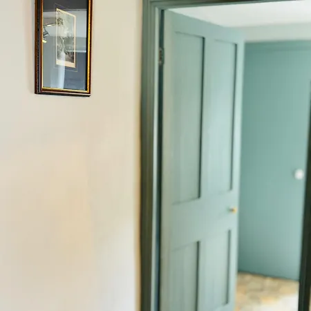 The Old Locksmith 3 - Bed Sleeps 6 Holiday home Ulverston