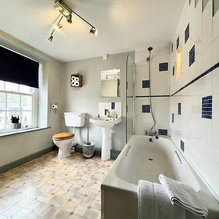The Old Locksmith 3 - Bed Sleeps 6