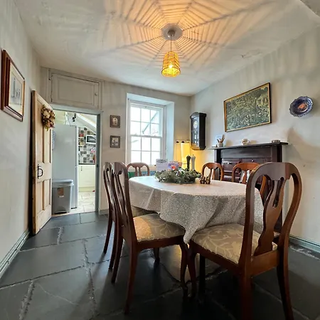 The Old Locksmith 3 - Bed Sleeps 6 *